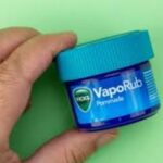Does rubbing Vicks on your feet help stuffy nose?
