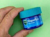 Does rubbing Vicks on your feet help stuffy nose?